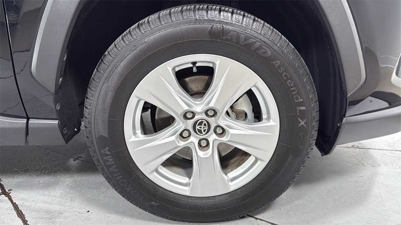 2021 Toyota RAV4 XLE photo 19