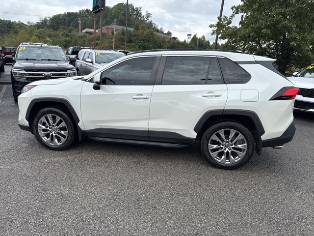2021 Toyota RAV4 XLE Premium photo 6