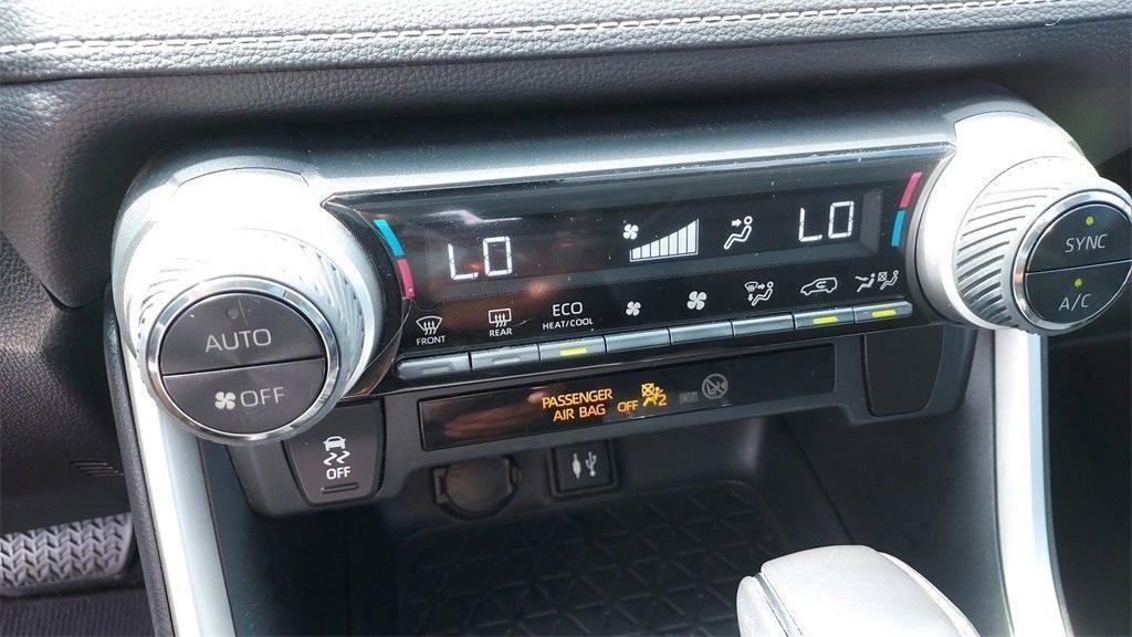 2019 Toyota RAV4 XLE Premium photo 13