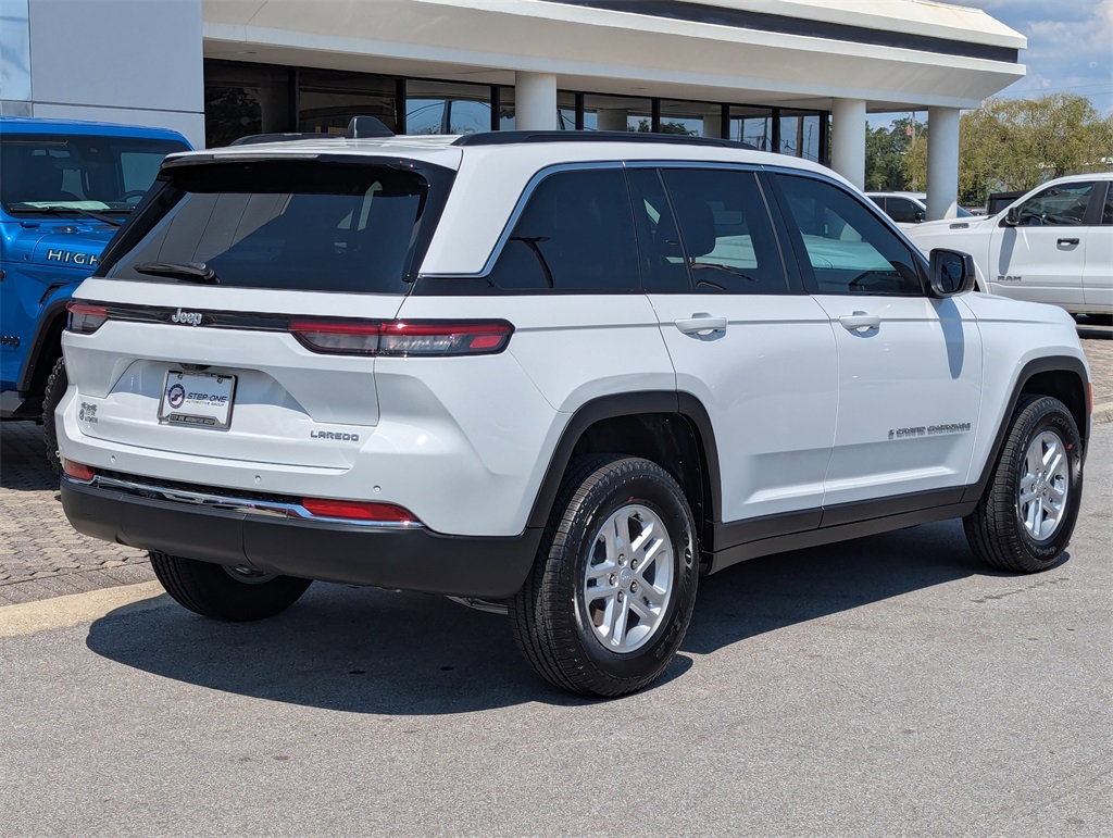 2025 Jeep Grand Cherokee Laredo photo 3