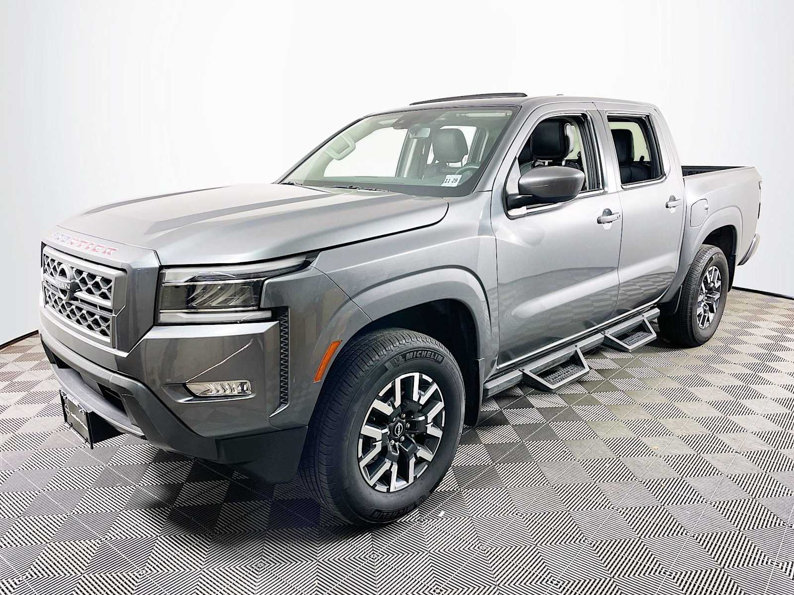 2024 Nissan Frontier SL's photo