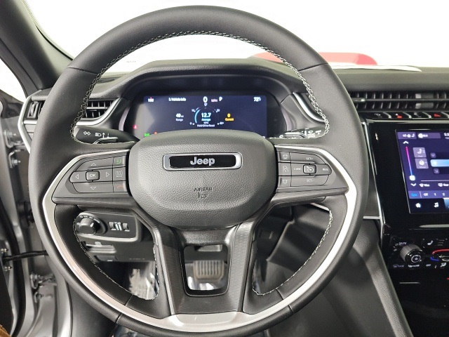 2025 Jeep Grand Cherokee Laredo Altitude photo 14