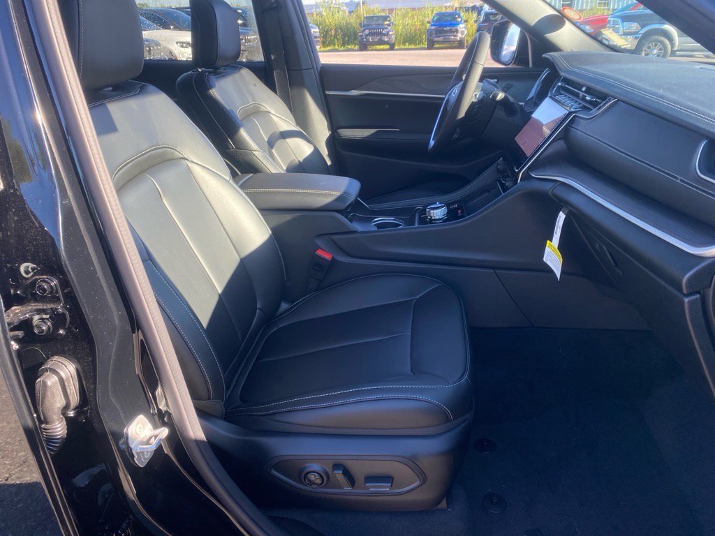 2025 Jeep Grand Cherokee Limited photo 15