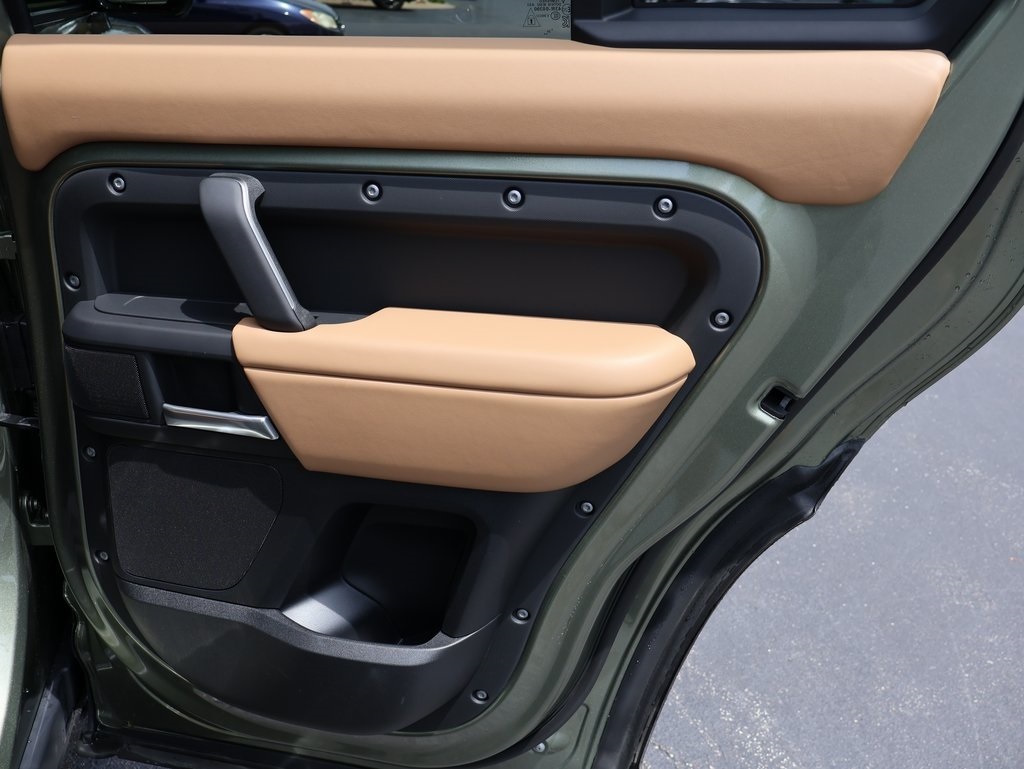 2025 Land Rover Defender 110 S photo 15