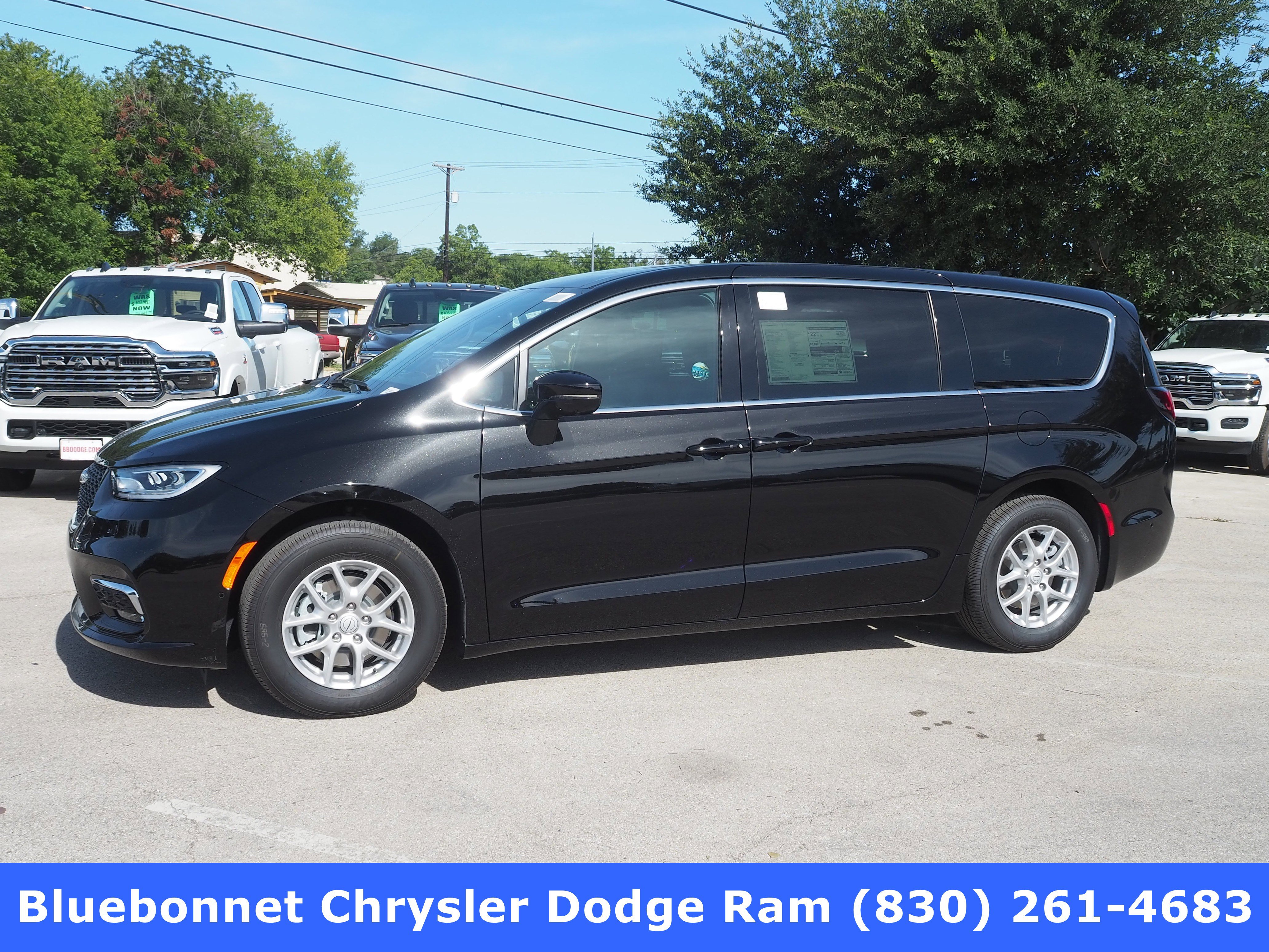 2025 Chrysler Pacifica Select's photo