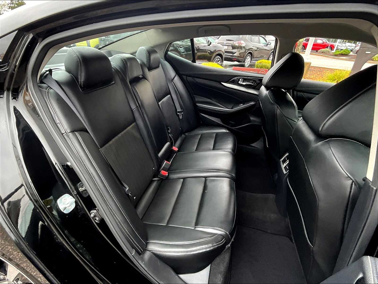 2023 Nissan Maxima SV photo 16