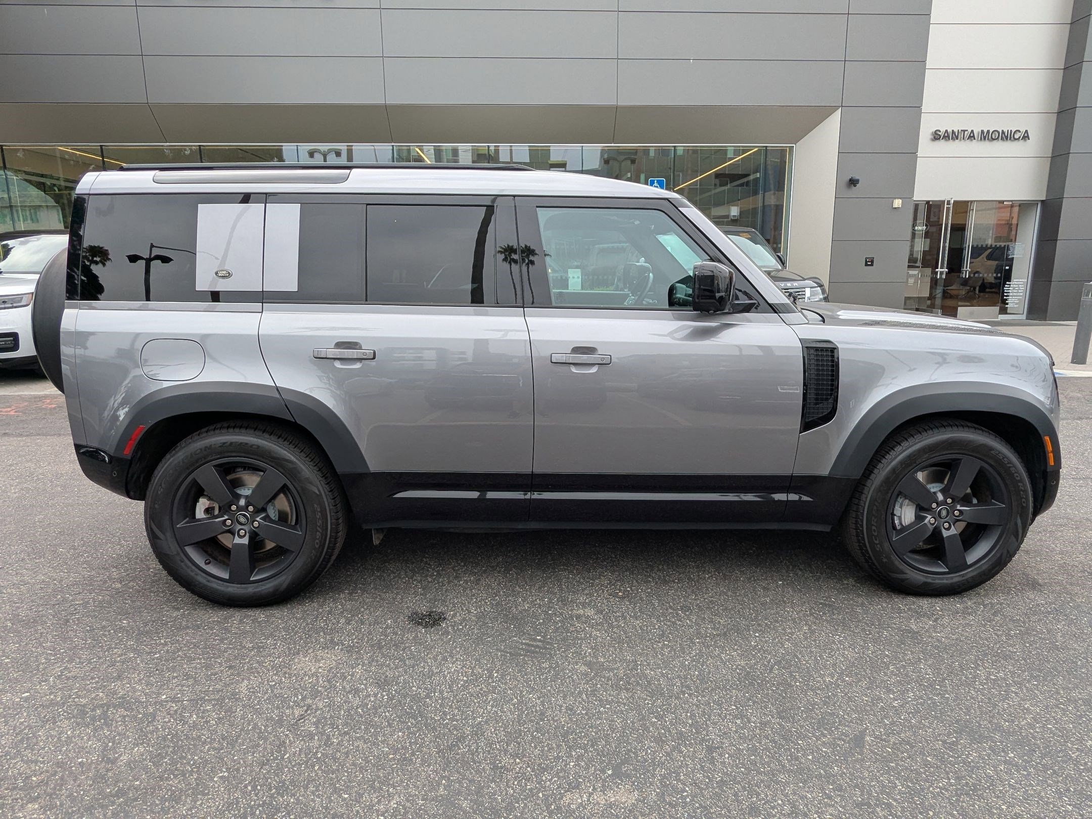 2022 Land Rover Defender X-Dynamic HSE photo 4