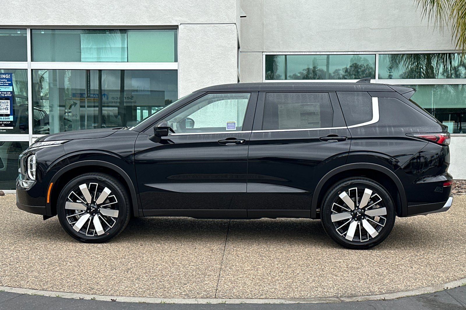 2025 Mitsubishi Outlander SE photo 7