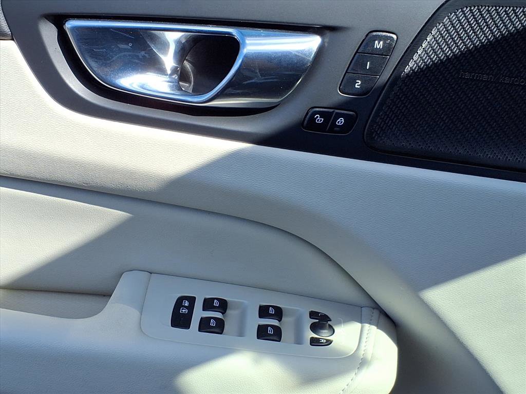 2022 Volvo XC60 Recharge Hybrid Inscription photo 18
