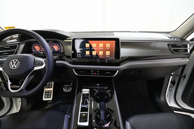 2024 Volkswagen Atlas Peak Edition SEL photo 2