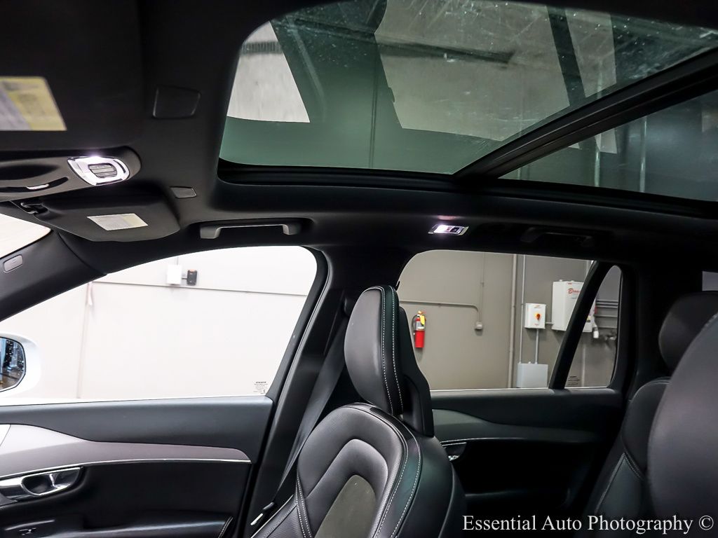 2016 Volvo XC90 T6 R-Design photo 9