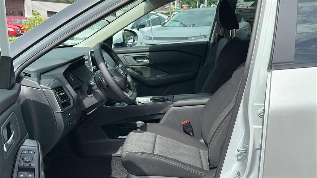 2026 Nissan Rogue SV photo 10