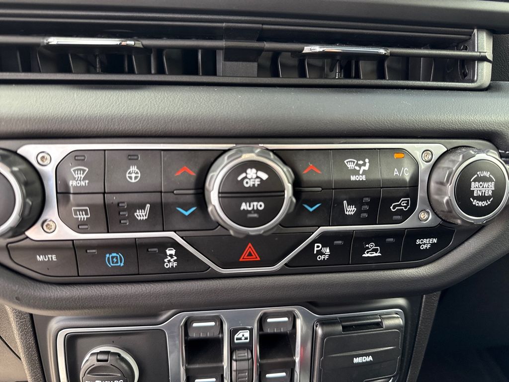 2024 Jeep Wrangler Sahara 4xe photo 14