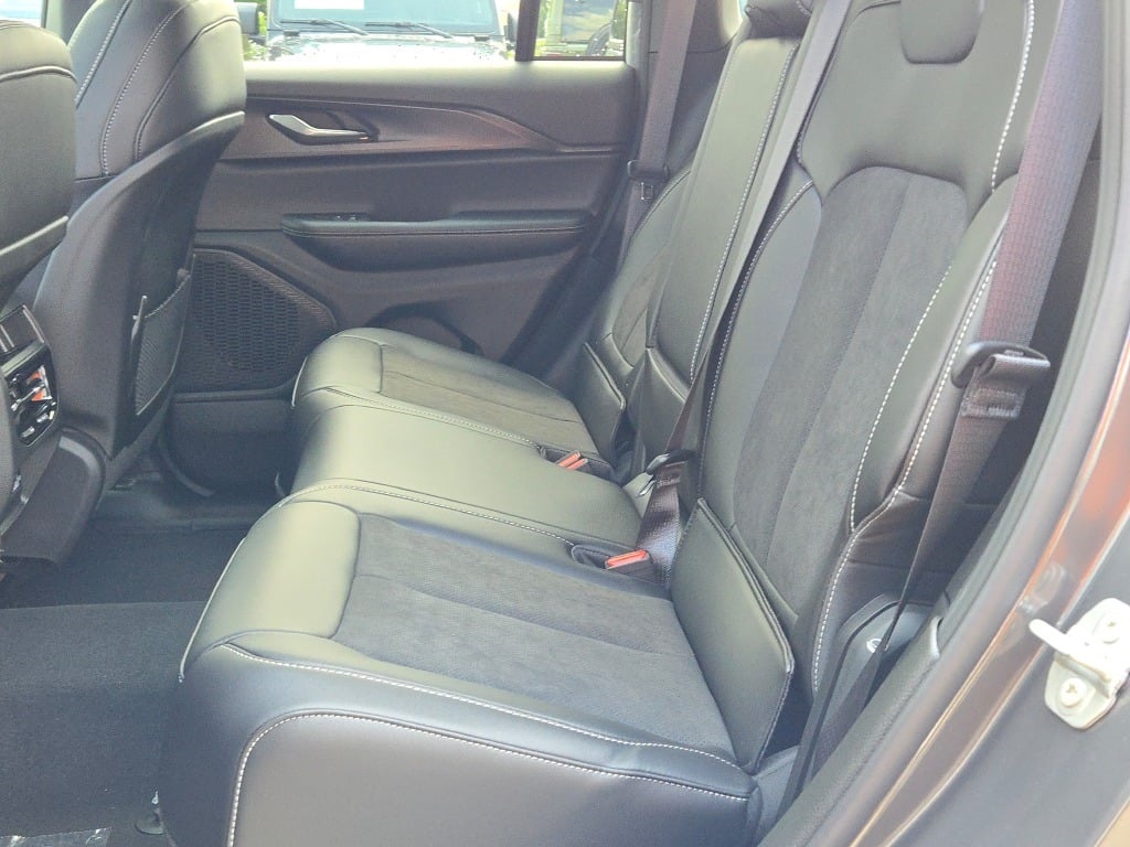 2025 Jeep Grand Cherokee Laredo photo 18