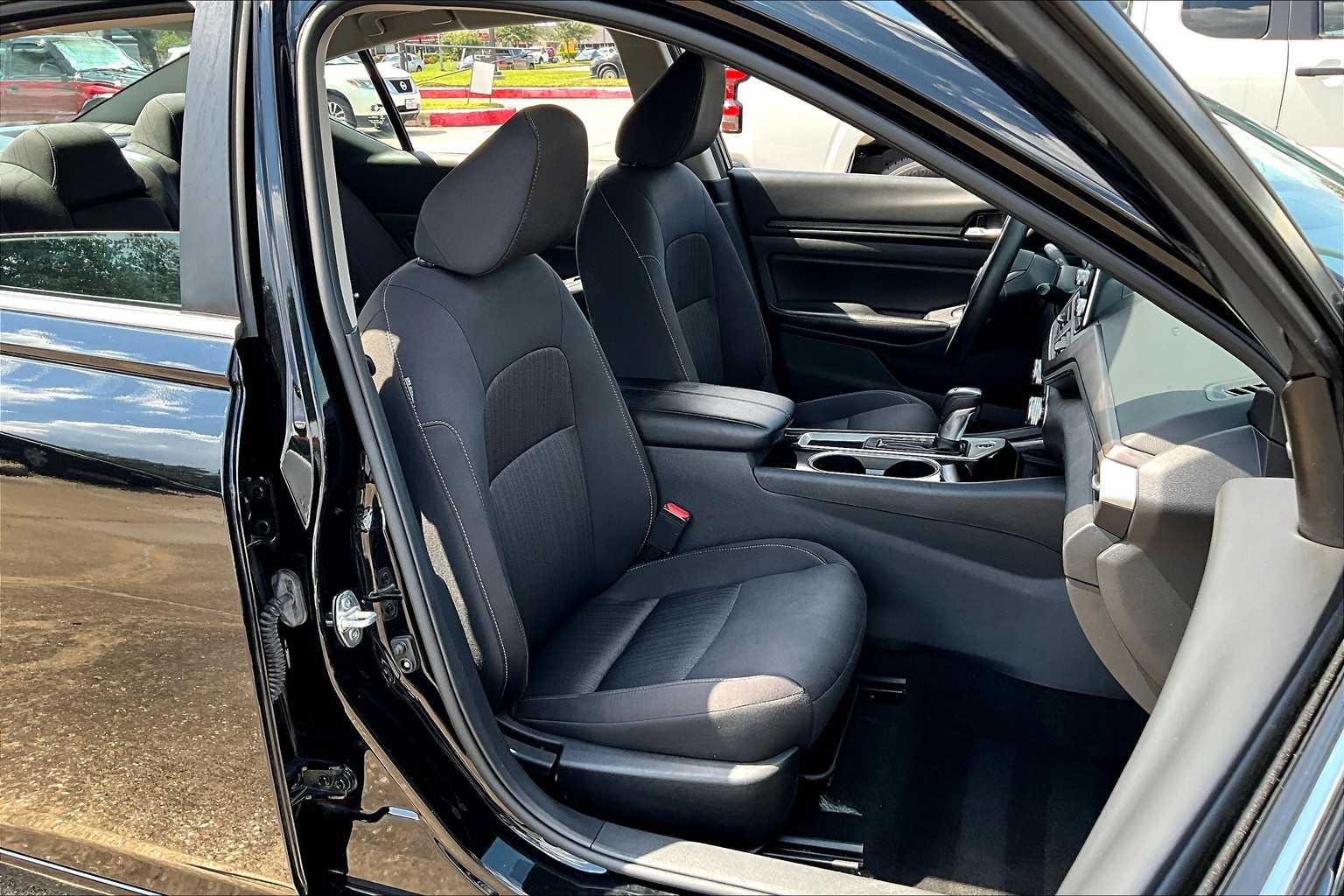 2024 Nissan Altima 2.5 SV photo 8