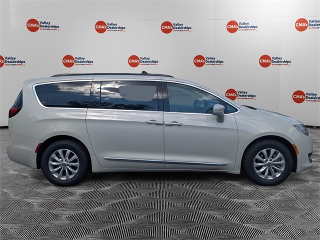 2017 Chrysler Pacifica Touring L photo 4