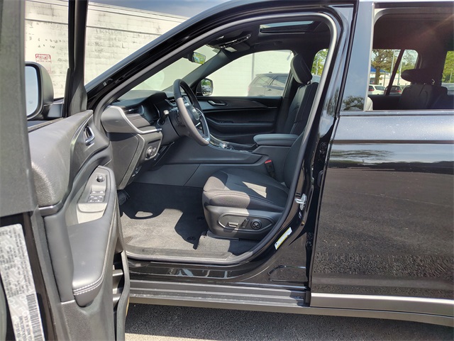 2025 Jeep Grand Cherokee Laredo photo 2