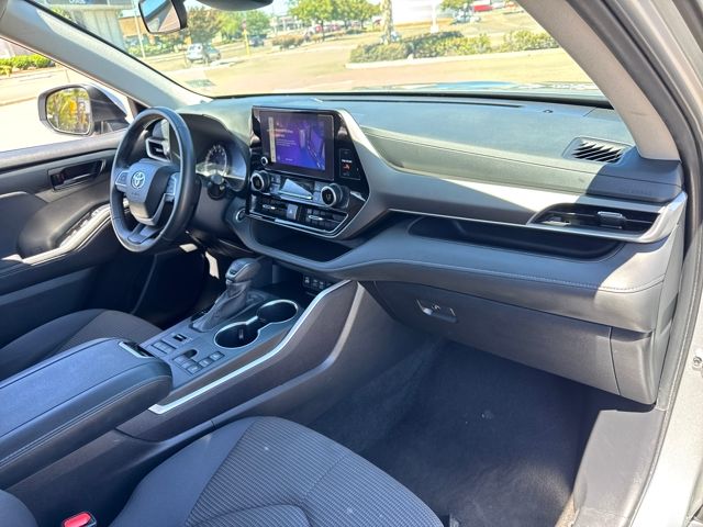 2024 Toyota Highlander LE photo 21