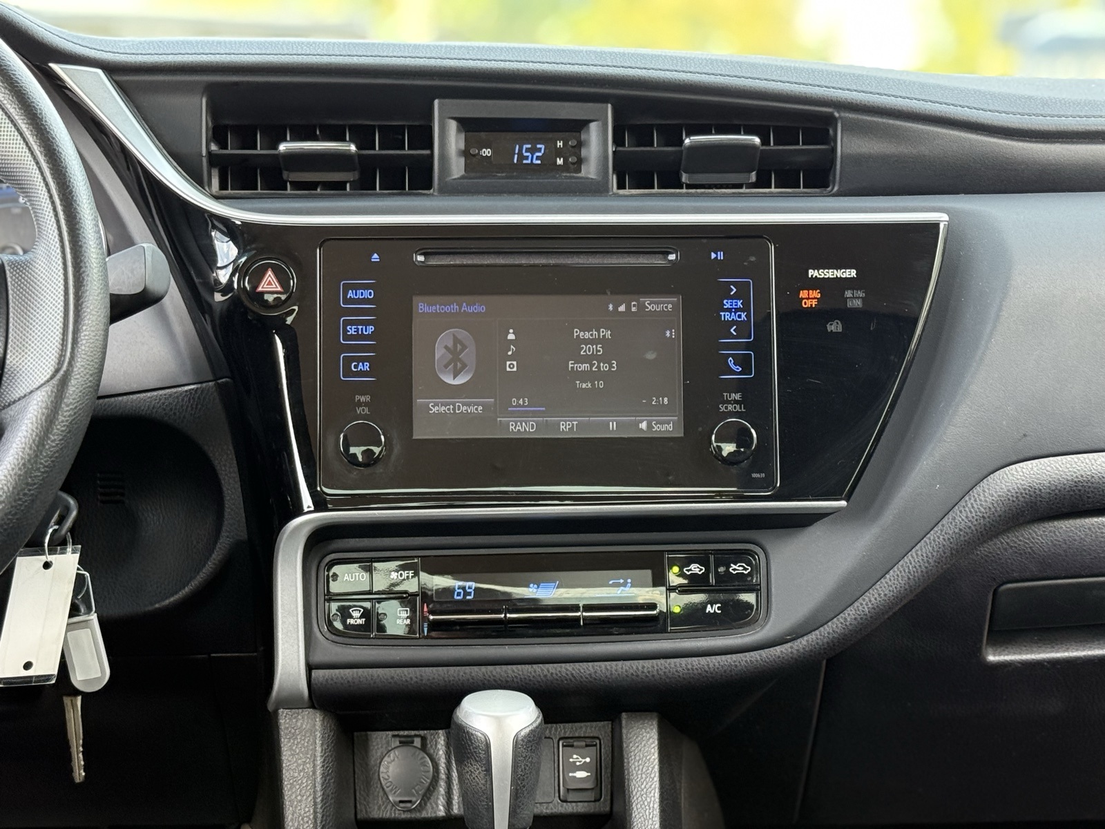 2017 Toyota Corolla LE photo 15