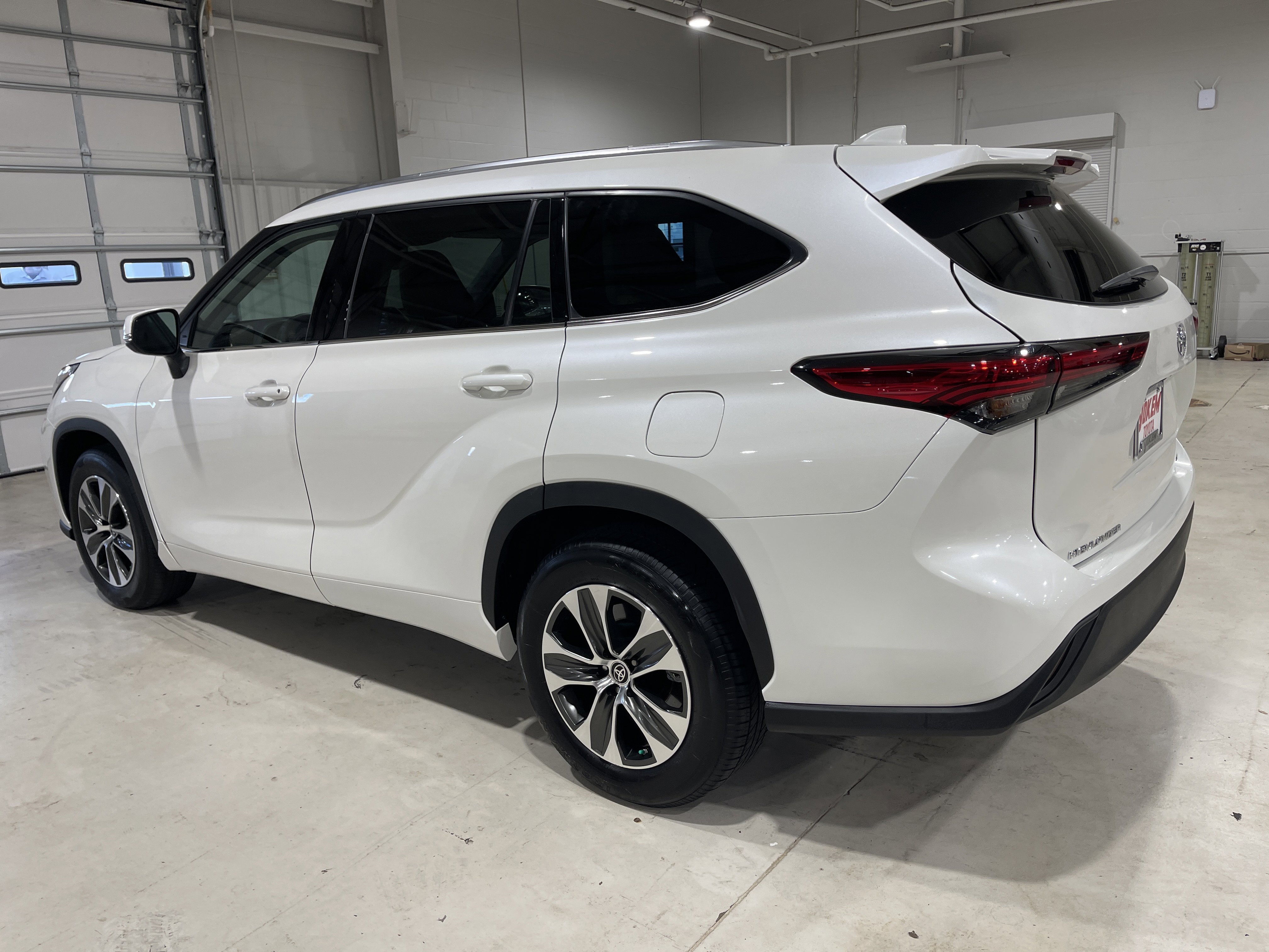 2020 Toyota Highlander XLE photo 2