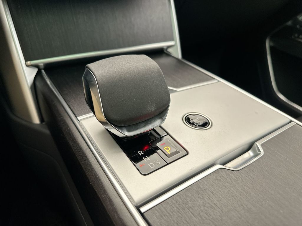 2025 Land Rover Range Rover SE photo 10