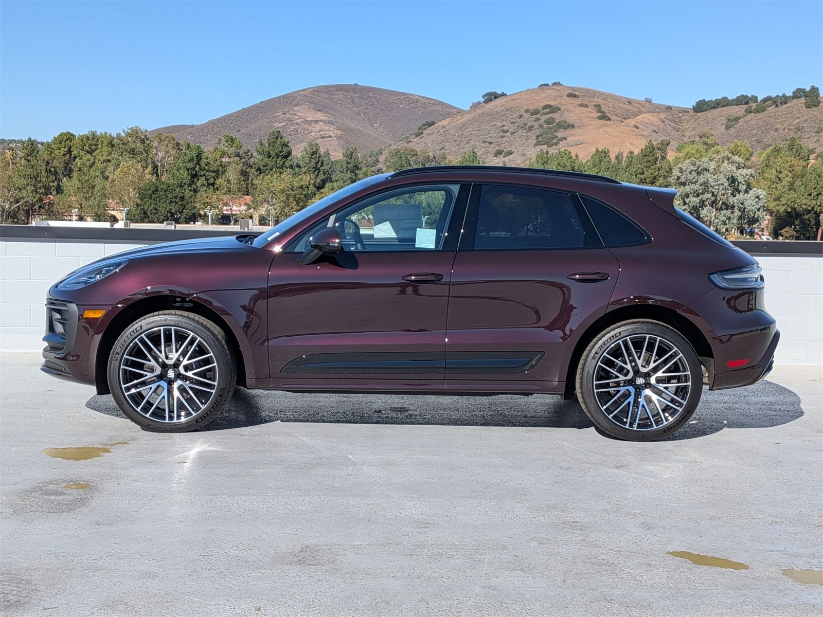 2026 Porsche Macan T photo 2
