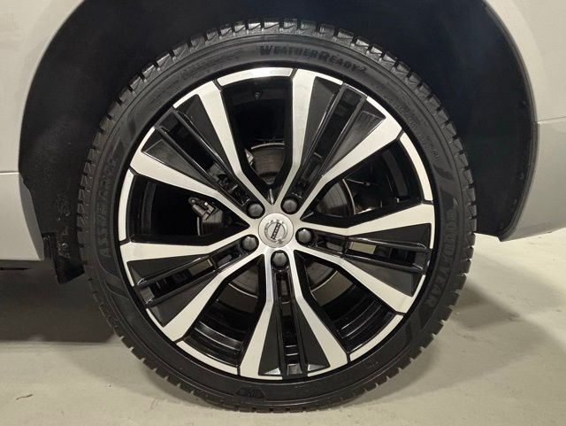 2023 Volvo XC60 B5 Plus photo 12
