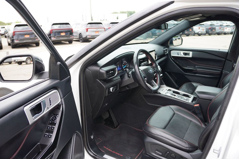 2023 Ford Explorer ST-Line photo 14
