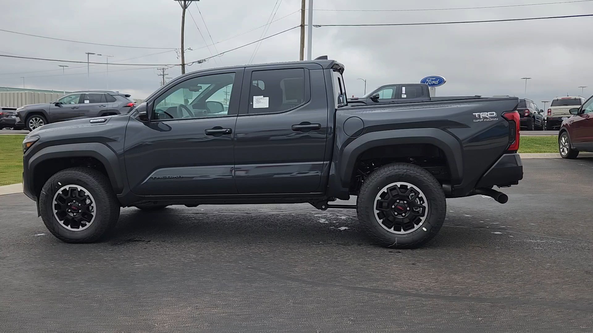 2025 Toyota Tacoma TRD Off-Road photo 2