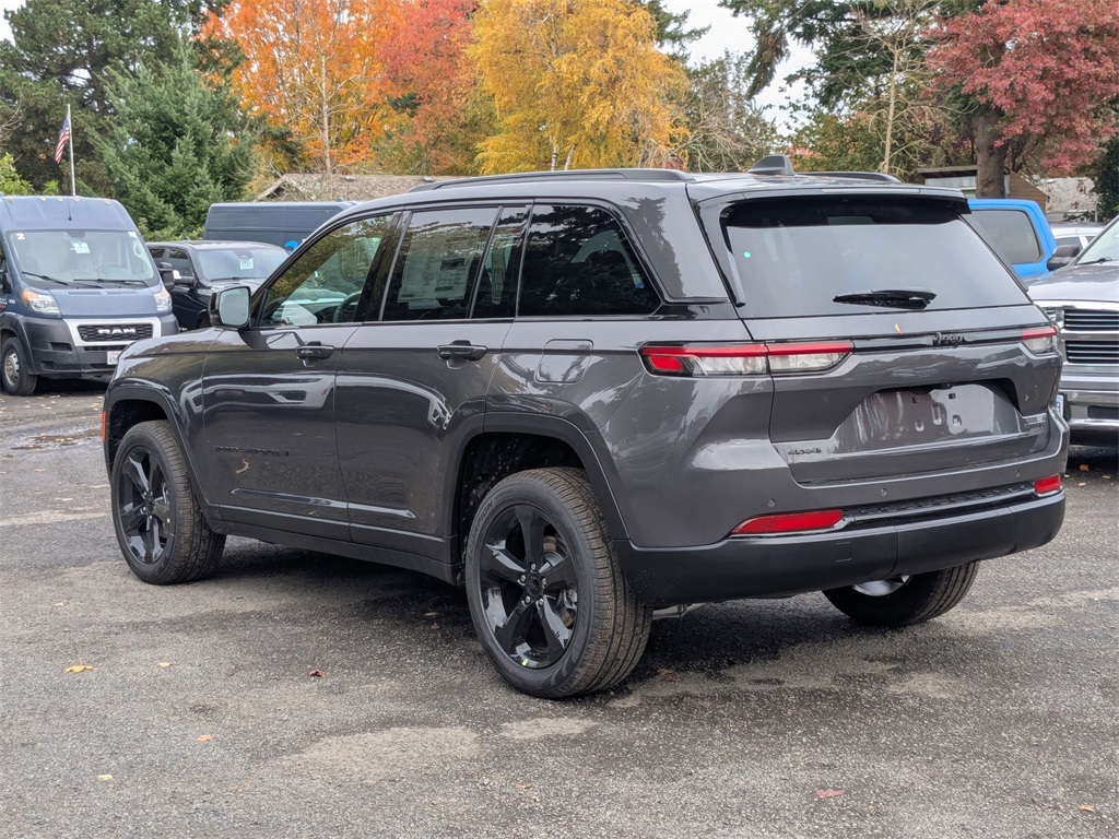 2025 Jeep Grand Cherokee Limited photo 3