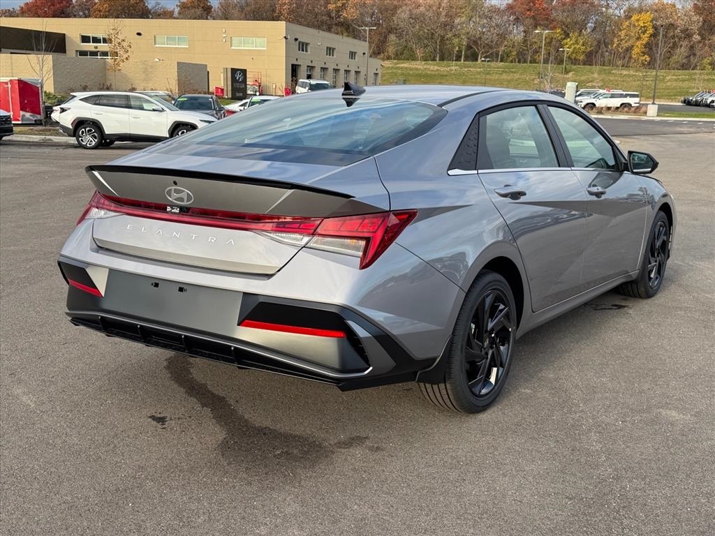 2026 Hyundai Elantra SEL Sport photo 3