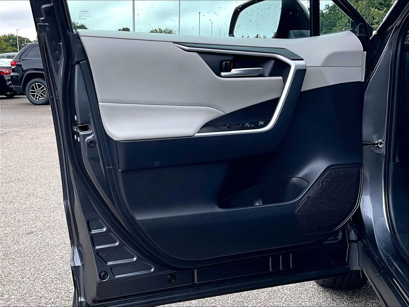 2025 Toyota RAV4 XLE photo 9