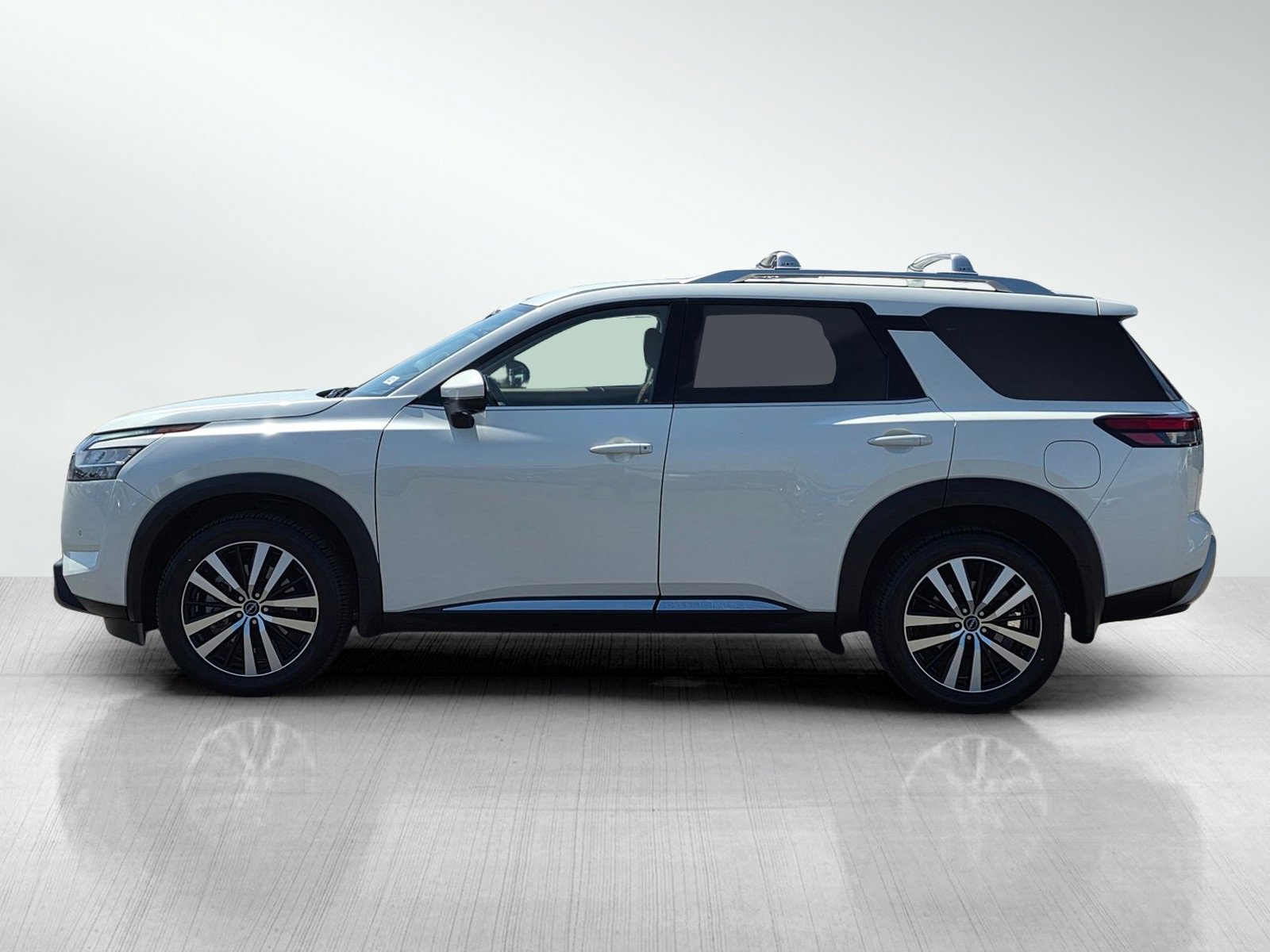 2023 Nissan Pathfinder Platinum photo 4