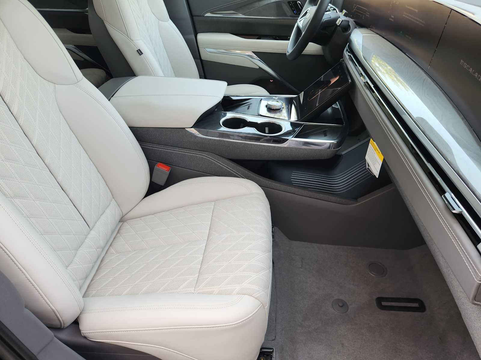 2025 Cadillac Escalade IQ Luxury photo 8