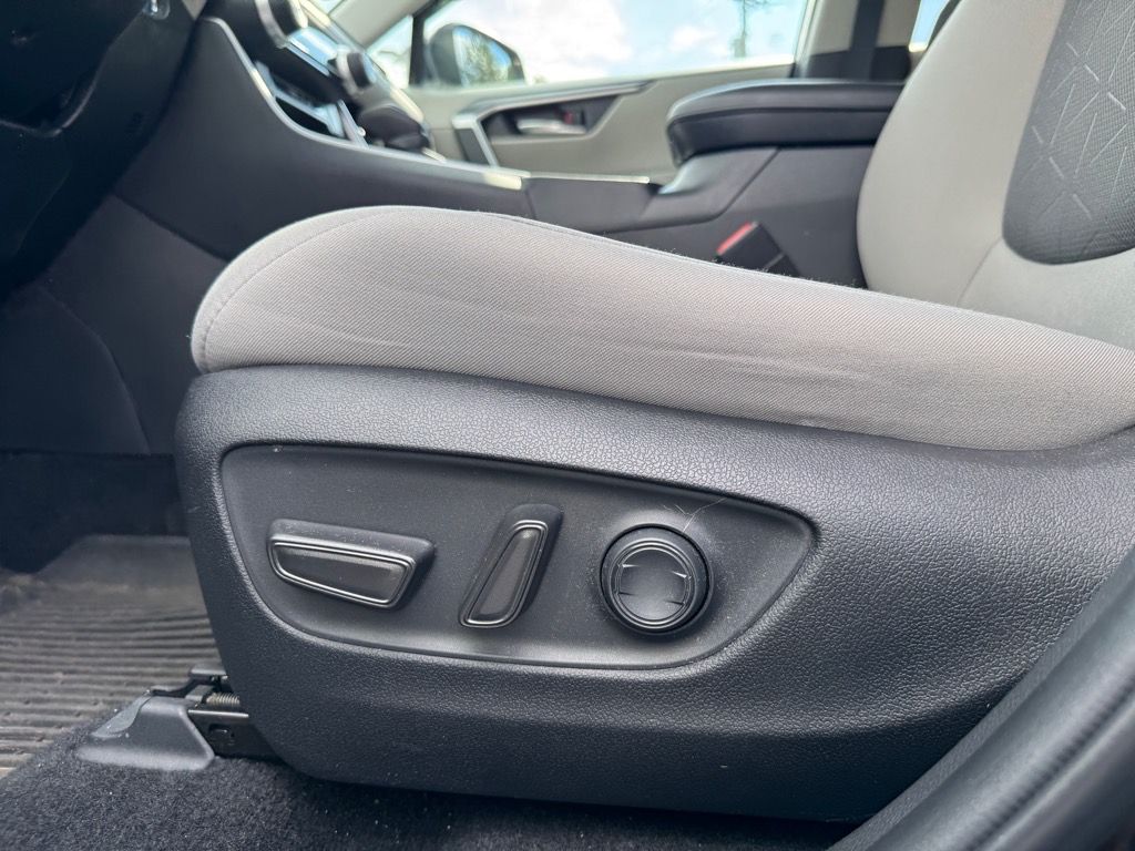 2022 Toyota RAV4 Hybrid XLE photo 13
