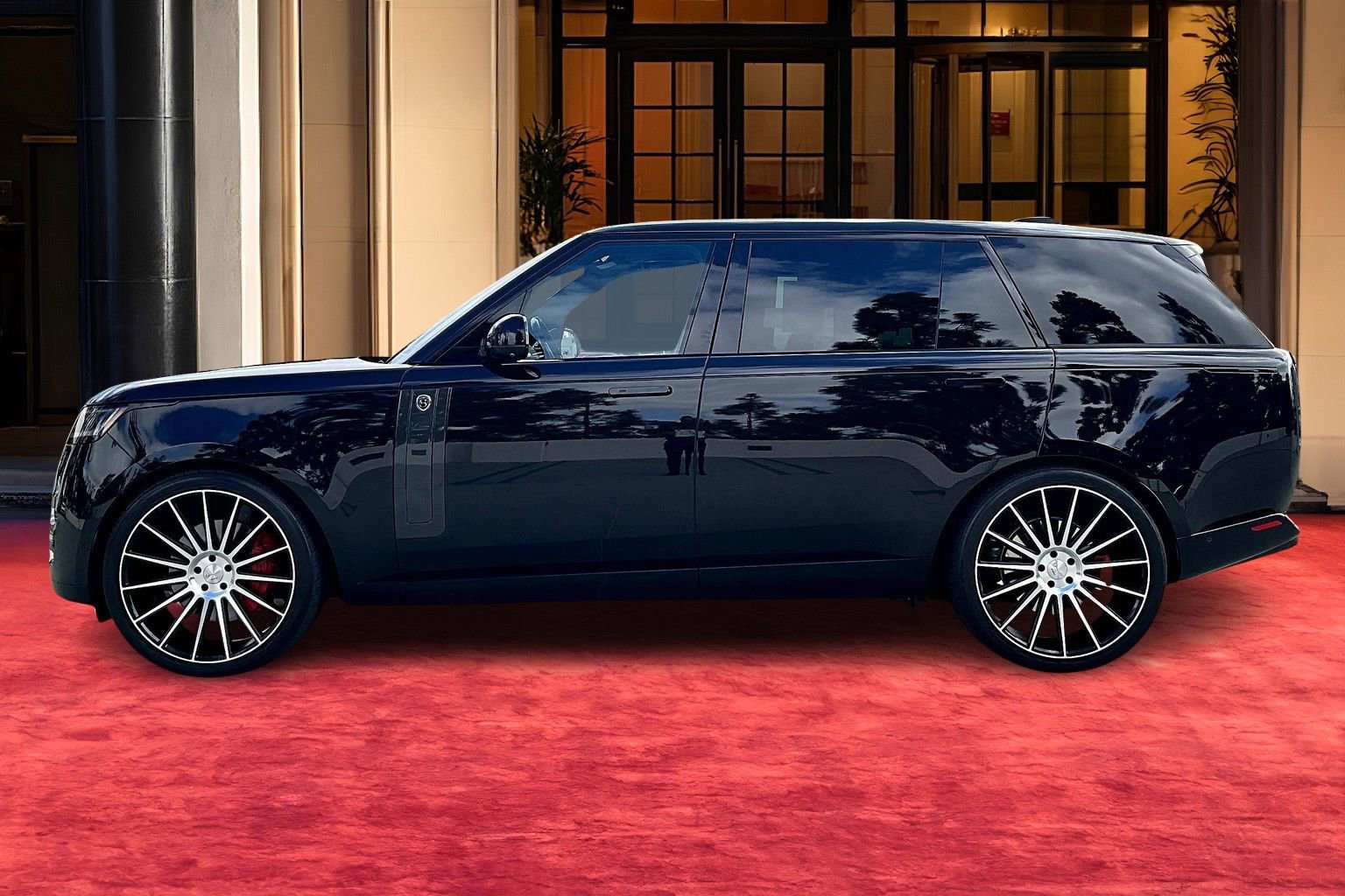 2023 Land Rover Range Rover SE photo 14