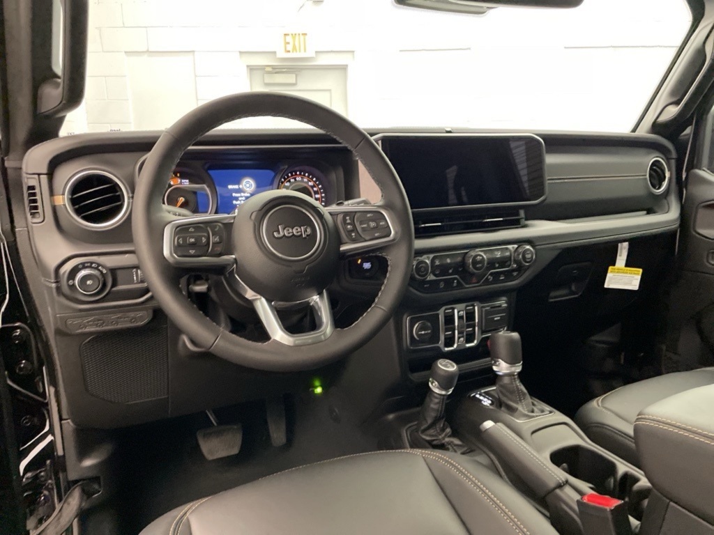2025 Jeep Wrangler Sahara photo 7