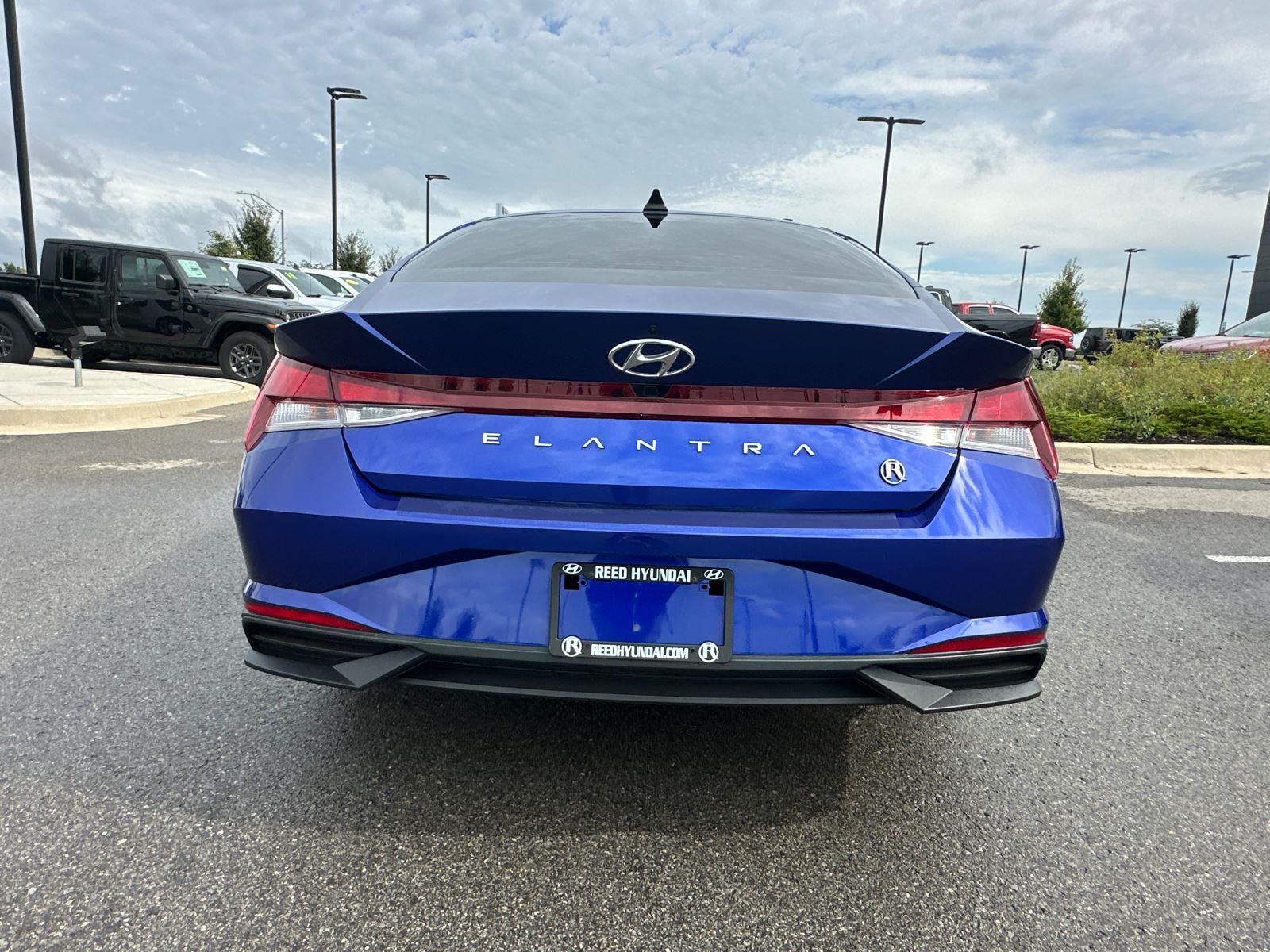 2023 Hyundai Elantra SEL photo 2