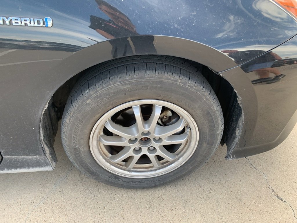 2016 Toyota Prius Three photo 2