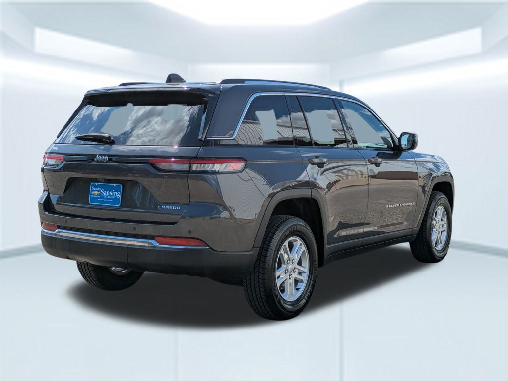 2022 Jeep Grand Cherokee Laredo photo 4