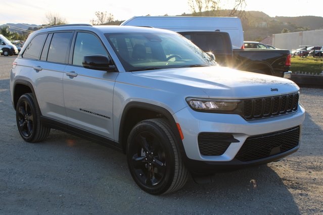 2025 Jeep Grand Cherokee Altitude photo 3