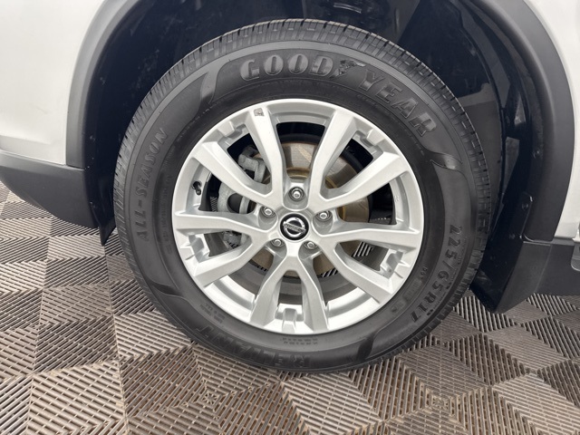 2018 Nissan Rogue SV photo 25