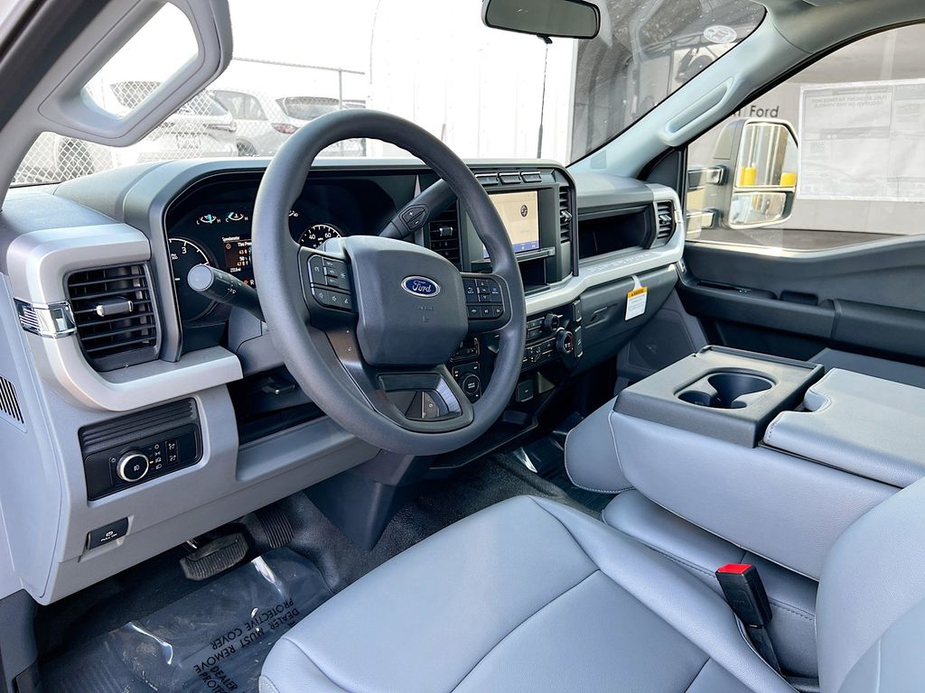 2023 Ford F-350 XLT photo 3