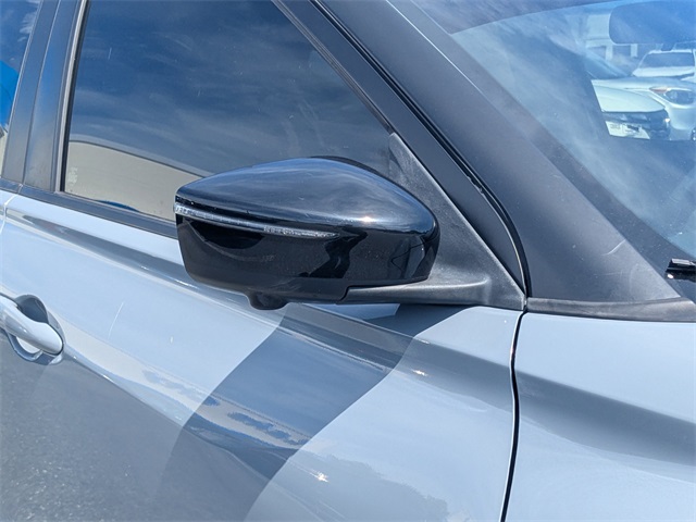 2022 Nissan Kicks SR photo 9