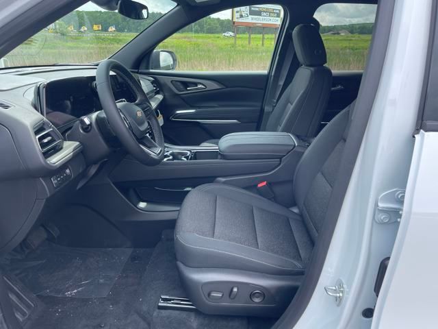 2025 Chevrolet Traverse photo 8