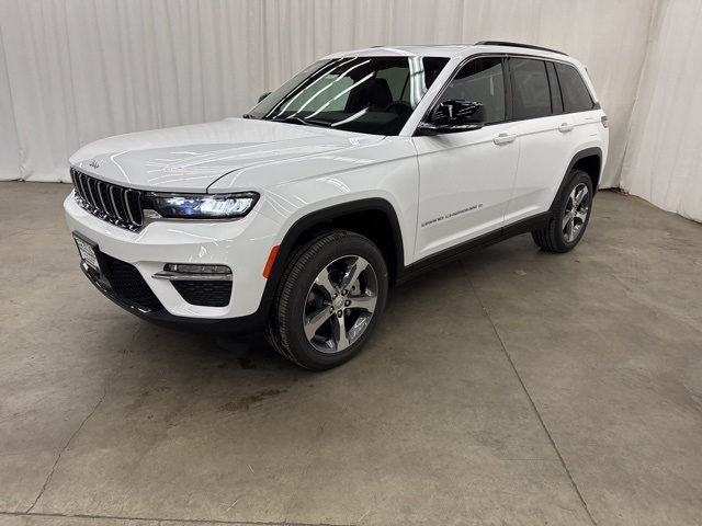 2025 Jeep Grand Cherokee Limited photo 3