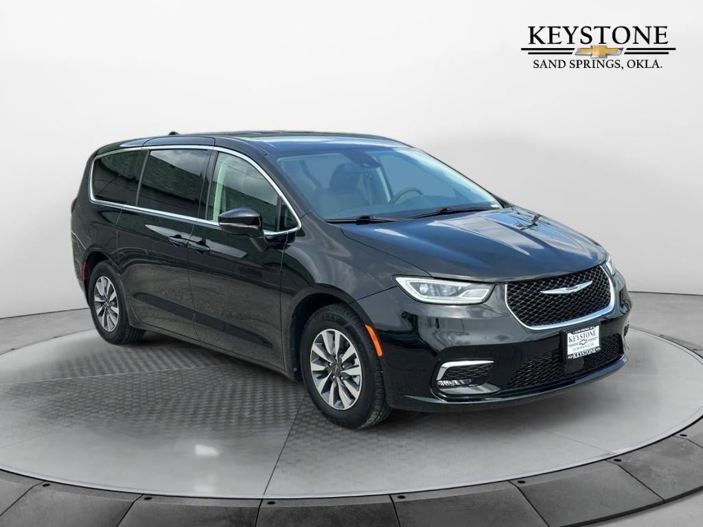 2024 Chrysler Pacifica PHEV Select's photo