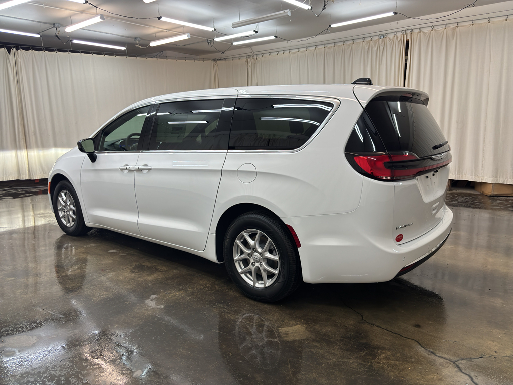 2026 Chrysler Pacifica photo 8