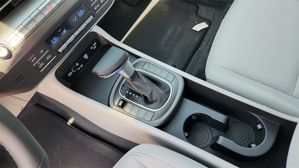 2025 Hyundai Kona SEL photo 17