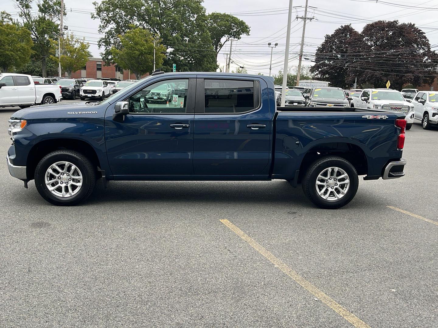 2022 Chevrolet Silverado photo 3